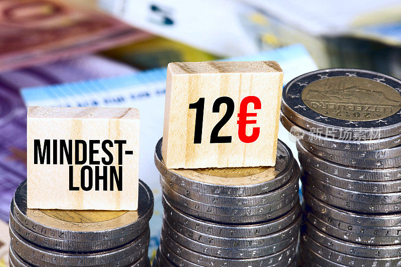 Euro Geldscheine und Münzen und Mindestlohn 12 Euro in Deutschland